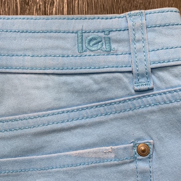 Lei Sky Blue Ashley Low-rise Midi Cuffed Shorts - Picture 3 of 10